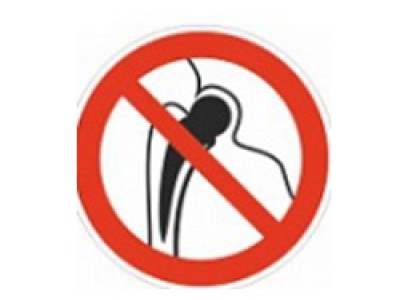 Знак безопасности "Запрещается работа (присутствие) людей,  имеющих металлические имплантанты"