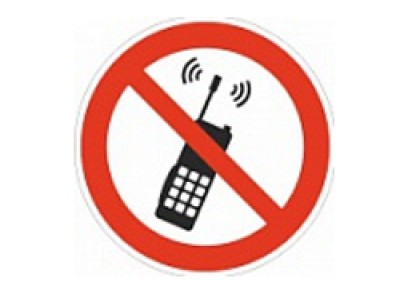 Знак безопасности "Запрещается пользоваться мобильным (сотовым) телефоном или переносной рацией"