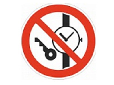 Знак безопасности "Запрещается иметь при (на) себе металлические предметы (часы и т.п.)"